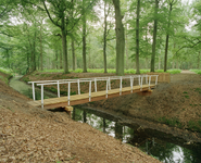 805916 Gezicht op een bruggetje in de tuin van het Paleis Soestdijk te Soestdijk (gemeente Baarn).